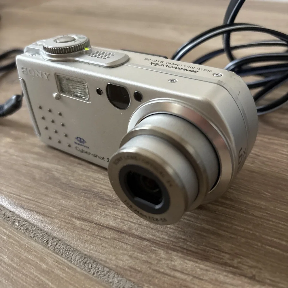 Sony‎ Cybershot Camera w/ Case/charger & Dead Battery